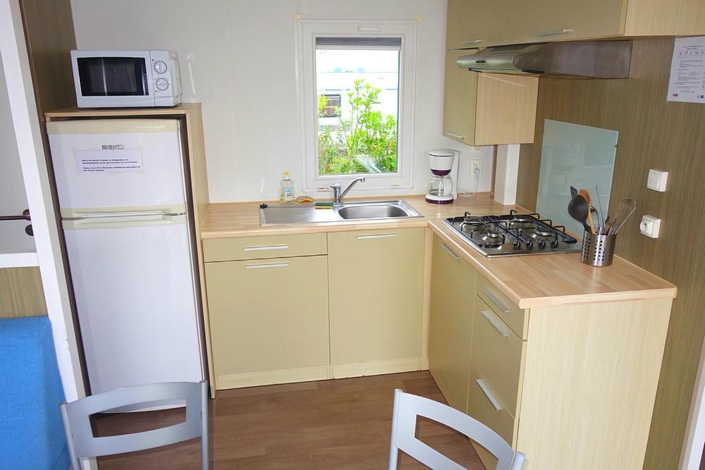 Camping De La Cote Des Legendes Brignogan-Plages Room photo